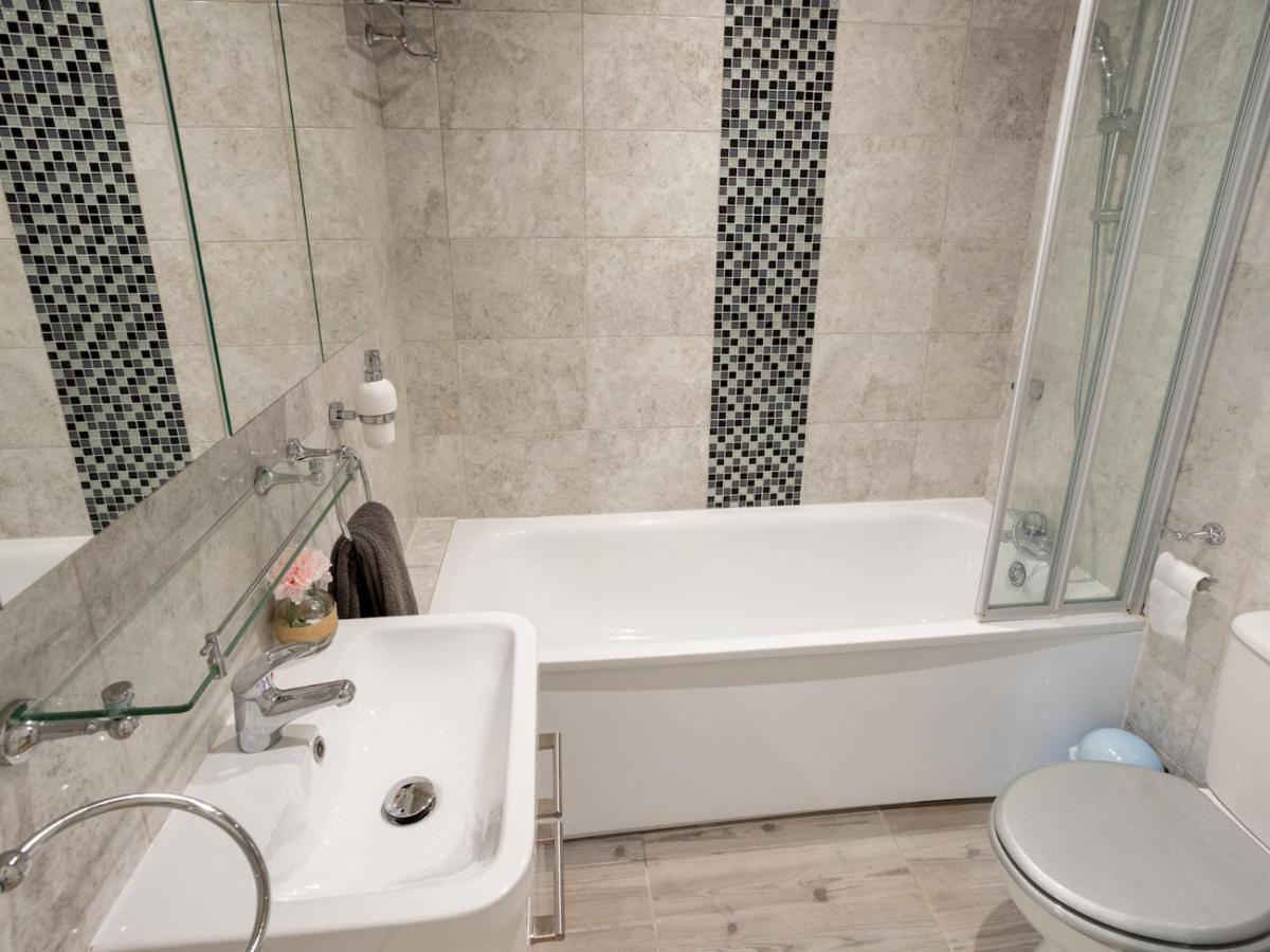 Pass The Keys Modern Stylish Apartment With Parking บอร์นมัธ ภายนอก รูปภาพ
